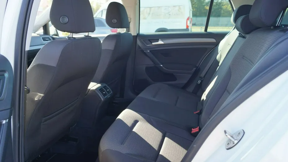 VOLKSWAGEN Golf -
