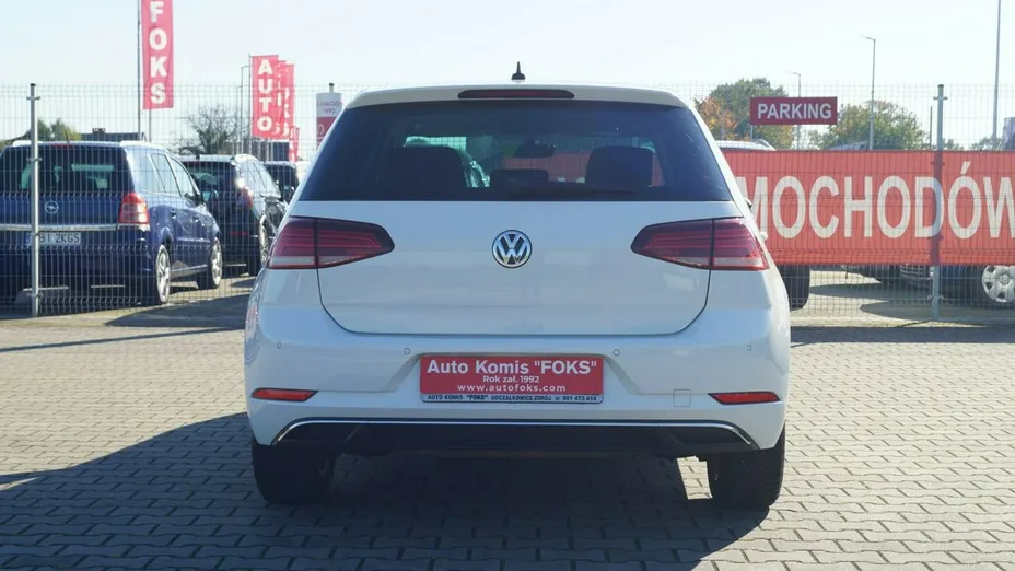 VOLKSWAGEN Golf -