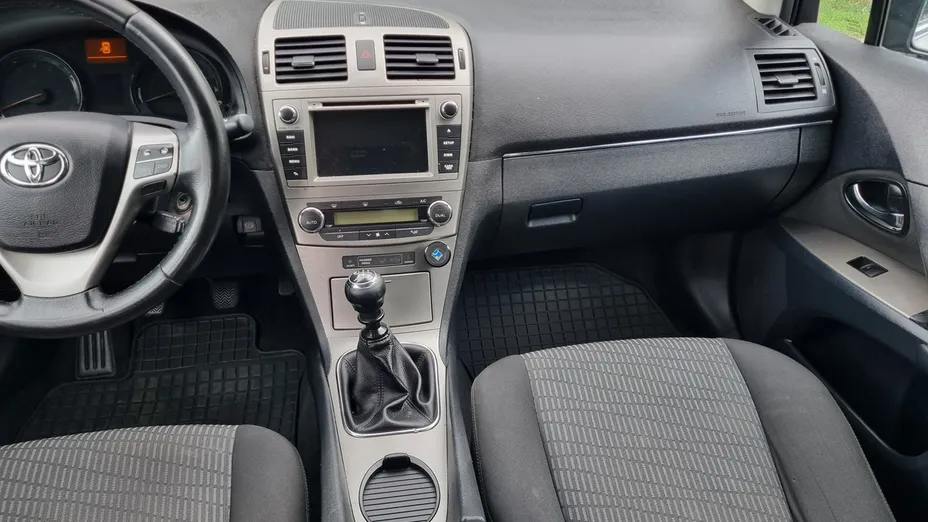 TOYOTA Avensis -