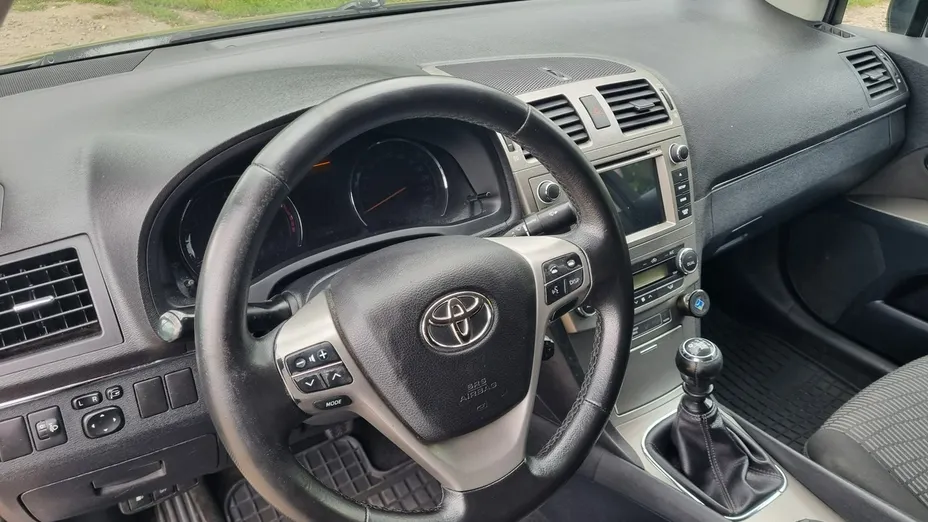TOYOTA Avensis -