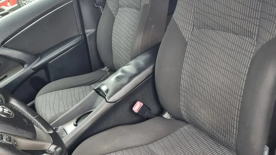TOYOTA Avensis -
