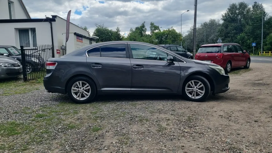 TOYOTA Avensis -