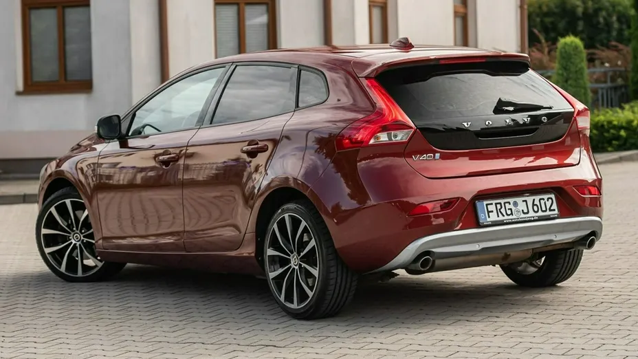 VOLVO V40 -
