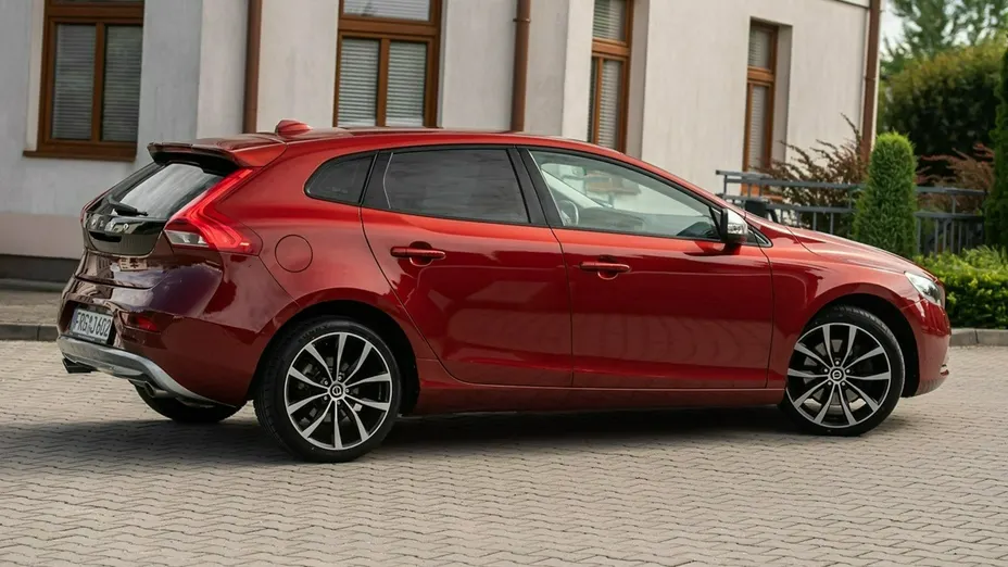 VOLVO V40 -