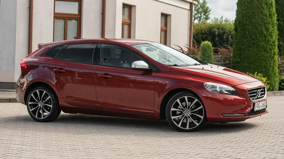 VOLVO V40 -