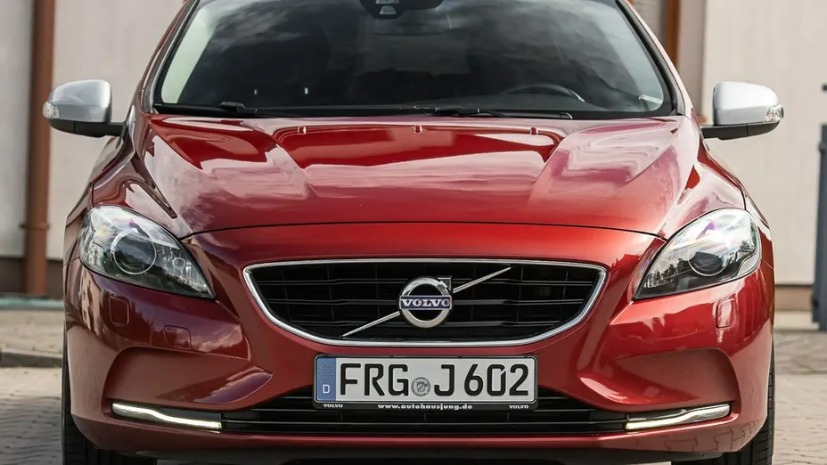 VOLVO V40 -