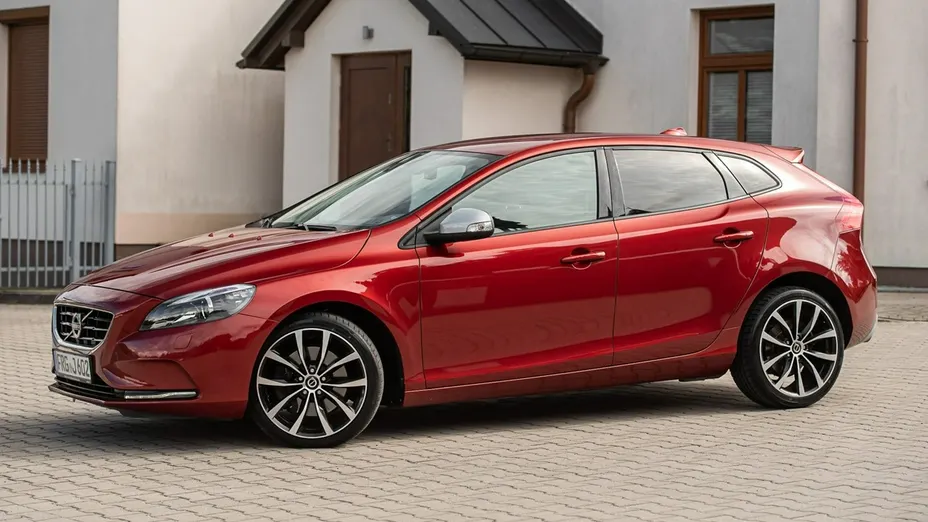 VOLVO V40 -