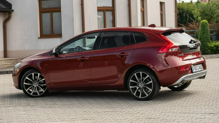 VOLVO V40 -