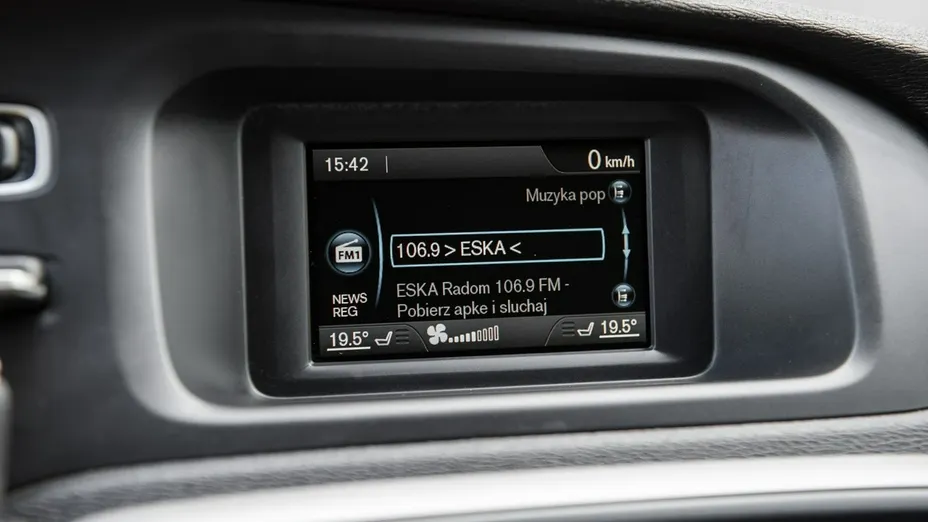 VOLVO V40 -