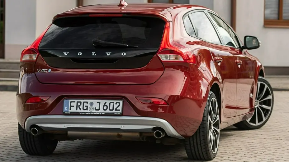 VOLVO V40 -