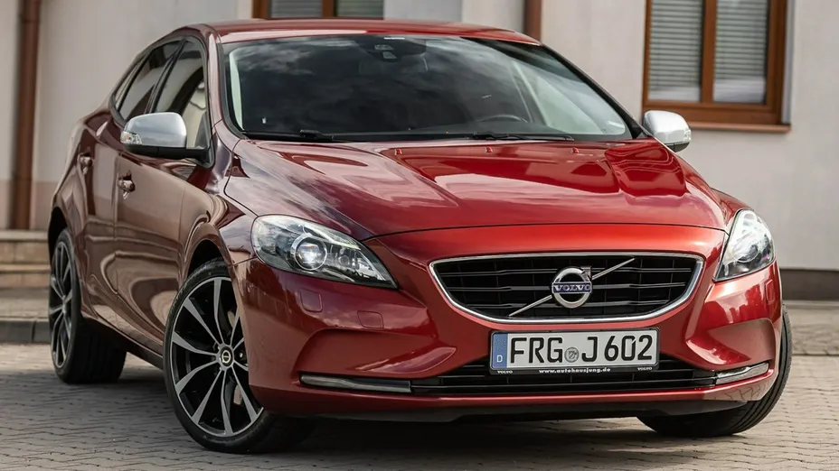 VOLVO V40 -