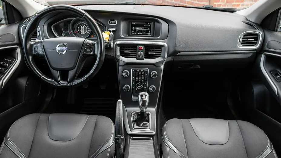 VOLVO V40 -