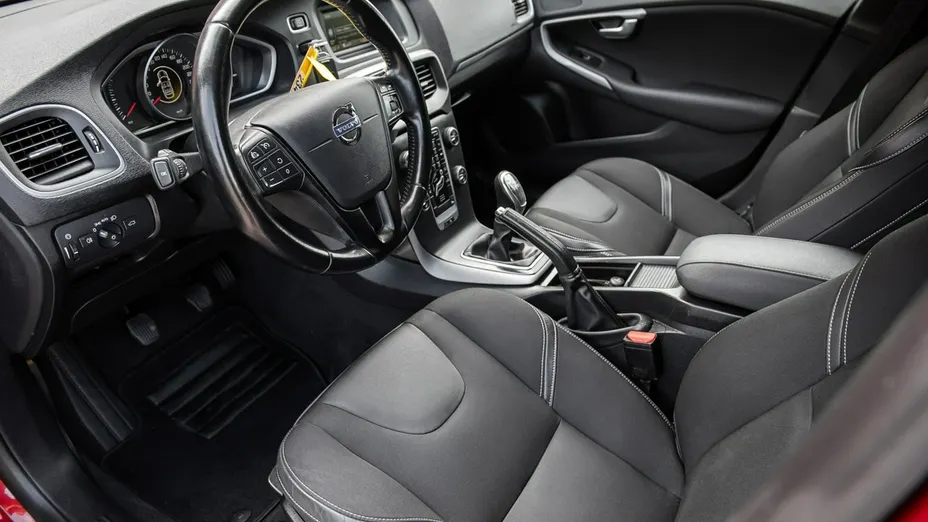 VOLVO V40 -
