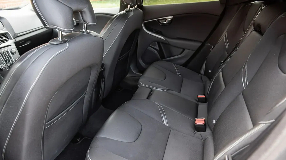 VOLVO V40 -