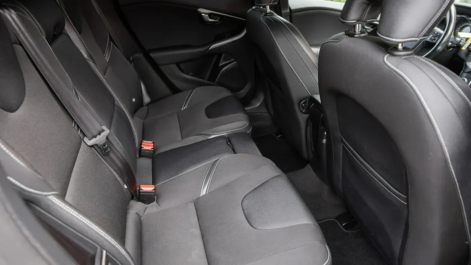 VOLVO V40 -