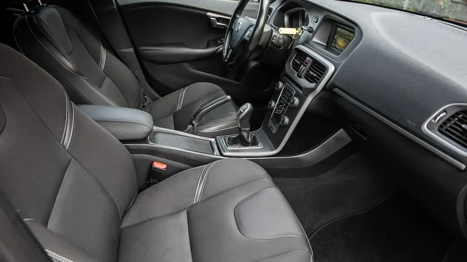VOLVO V40 -