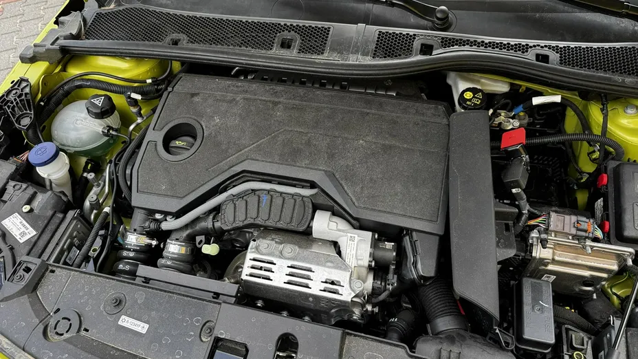 PEUGEOT 208 -