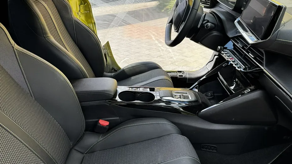 PEUGEOT 208 -