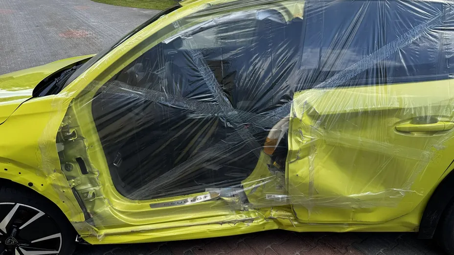 PEUGEOT 208 -