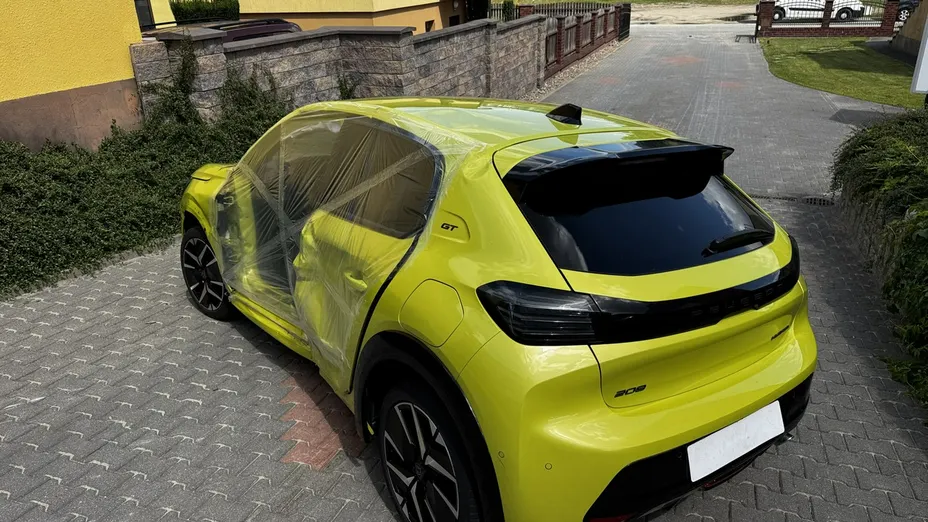 PEUGEOT 208 -