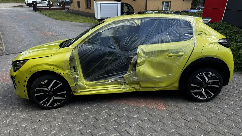 PEUGEOT 208 -