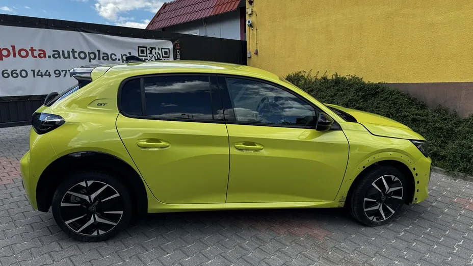 PEUGEOT 208 -