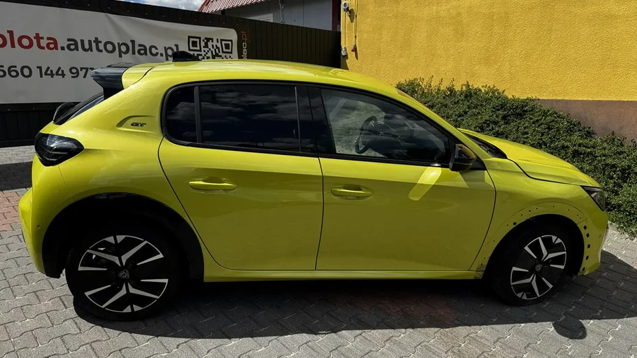 PEUGEOT 208 -