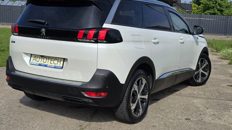 PEUGEOT 5008 -