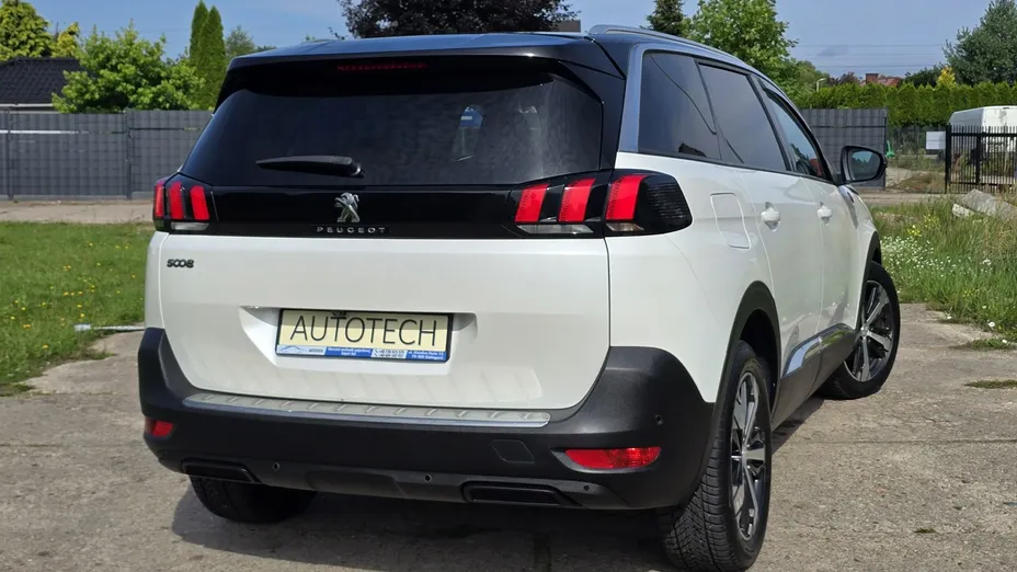 PEUGEOT 5008 -