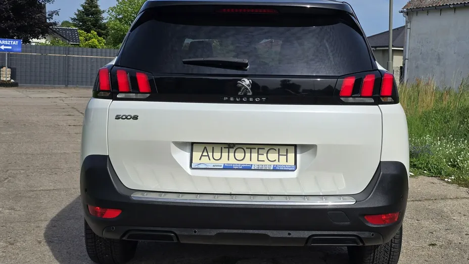 PEUGEOT 5008 -