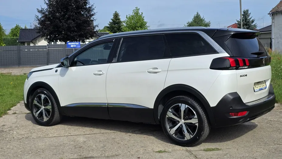 PEUGEOT 5008 -