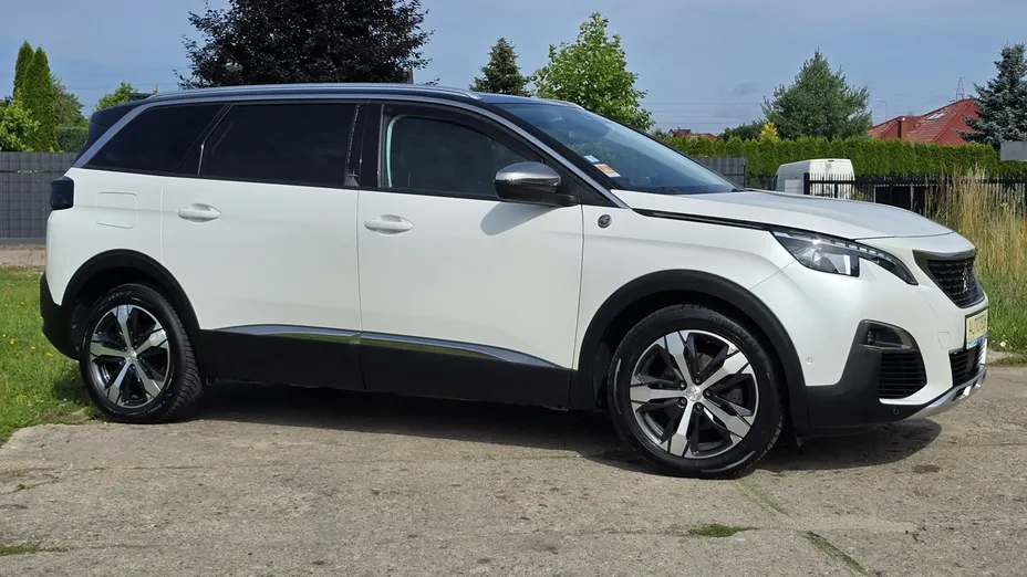 PEUGEOT 5008 -