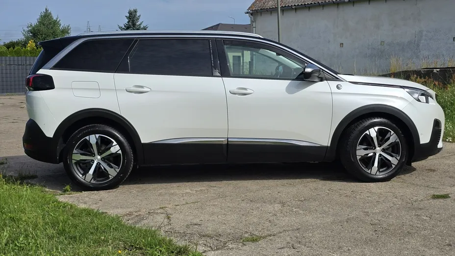 PEUGEOT 5008 -