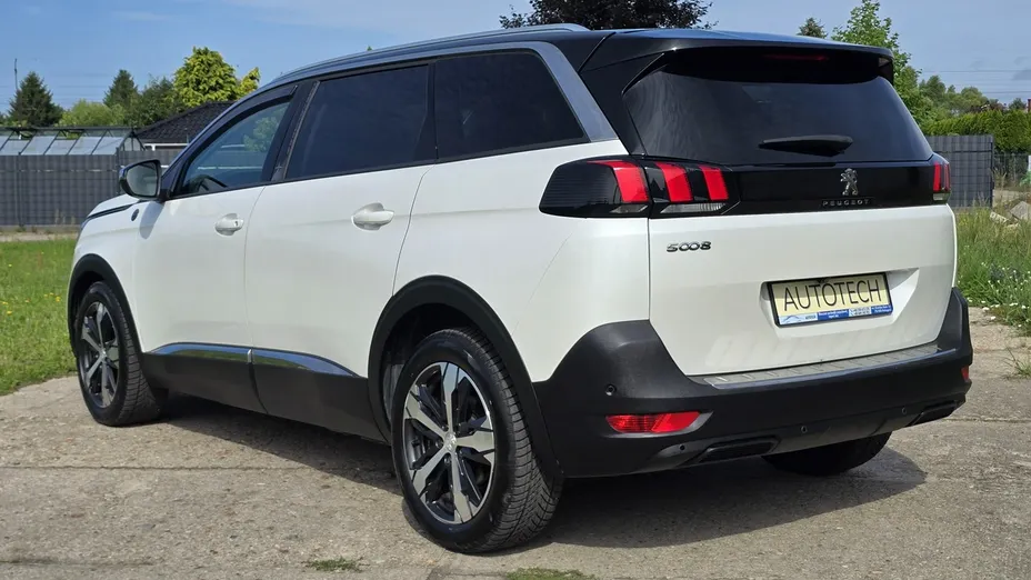 PEUGEOT 5008 -