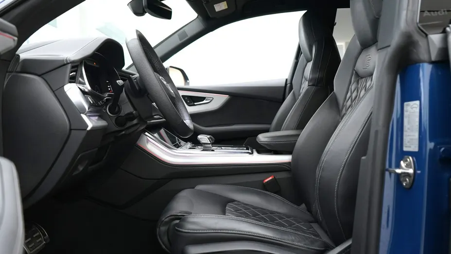 AUDI Q8 -