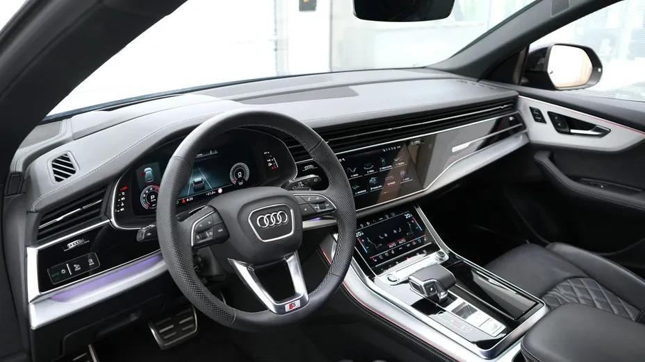 AUDI Q8 -