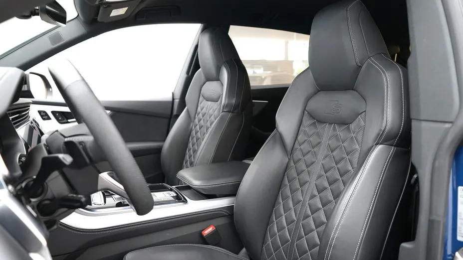 AUDI Q8 -