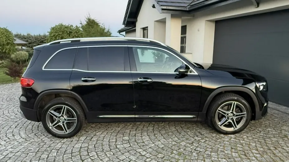 MERCEDES-BENZ GLB -
