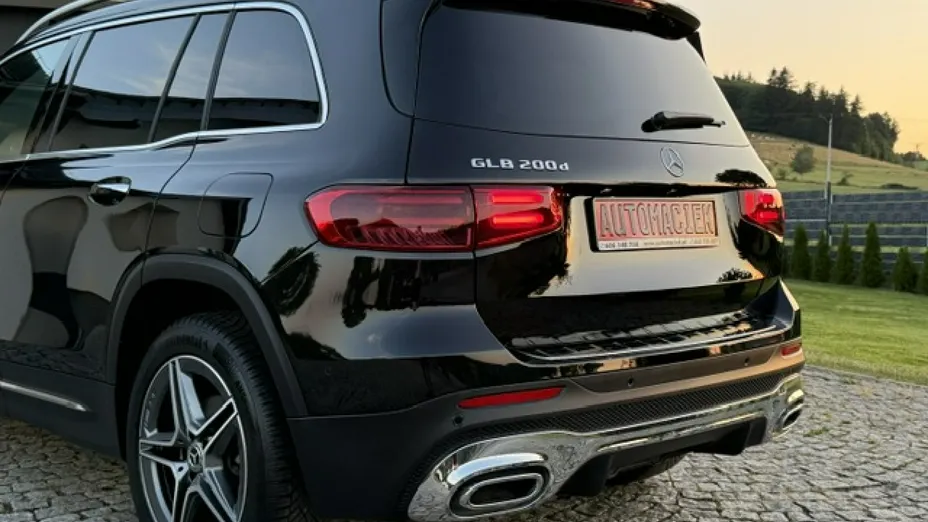 MERCEDES-BENZ GLB -