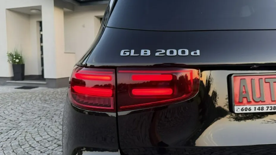 MERCEDES-BENZ GLB -