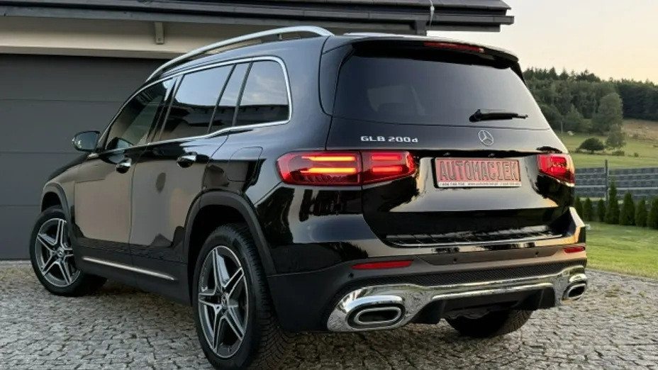 MERCEDES-BENZ GLB -