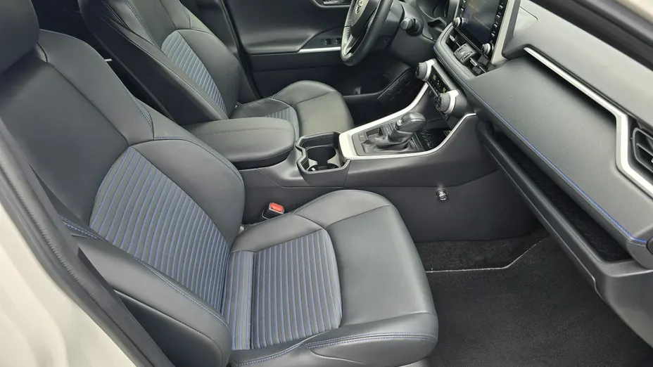 TOYOTA RAV4 -