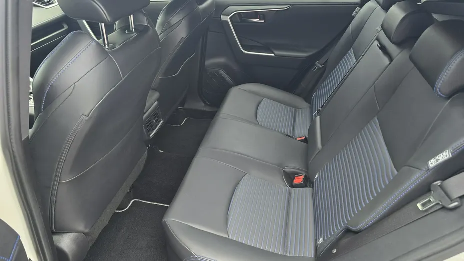 TOYOTA RAV4 -