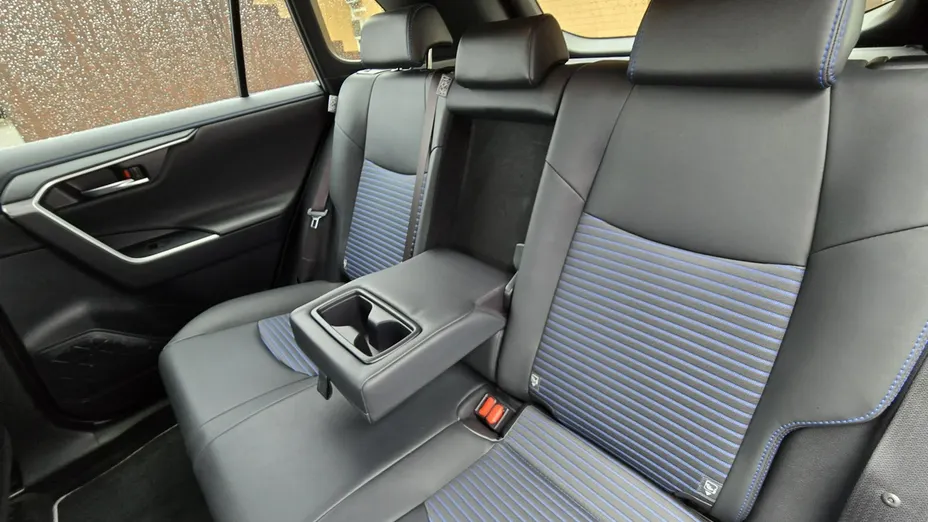 TOYOTA RAV4 -