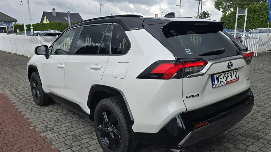 TOYOTA RAV4 -