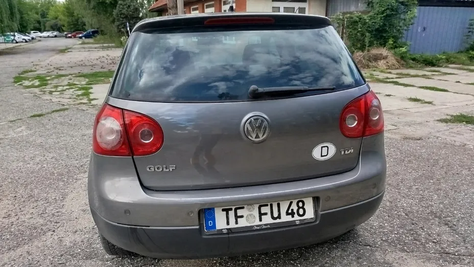 VOLKSWAGEN Golf -