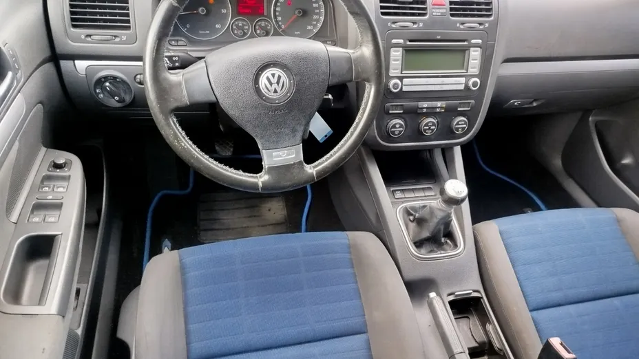 VOLKSWAGEN Golf -
