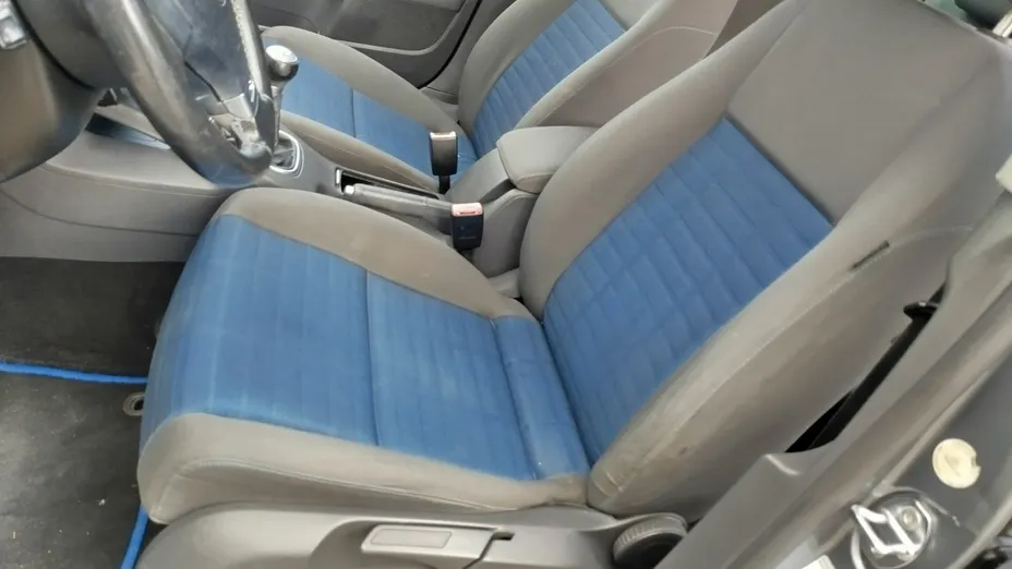 VOLKSWAGEN Golf -