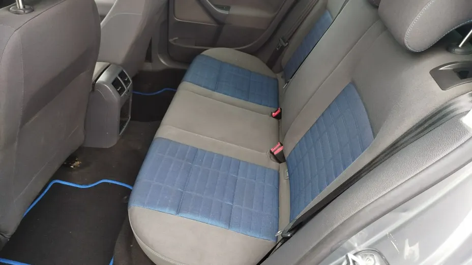 VOLKSWAGEN Golf -