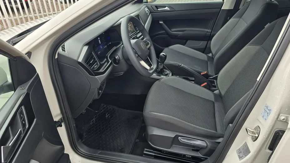 VOLKSWAGEN Polo -